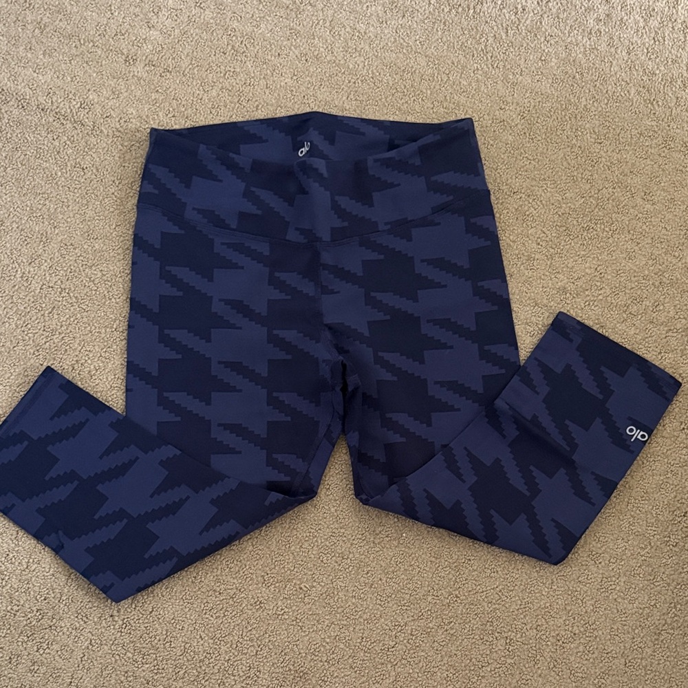 ALO Yoga Navy Houndstooth-Pattern Capri Leggings